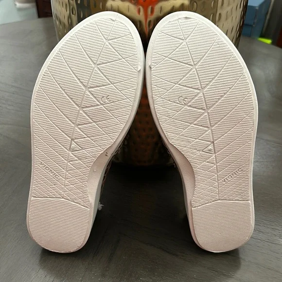 VIONIC MALIBU WOMENS COMFORT INSOLE LIFESTYLE SLIP-ON SNEAKERS - Picture 4 of 13